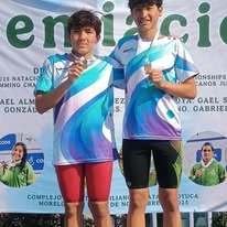 Jóvenes nadadores con medallas